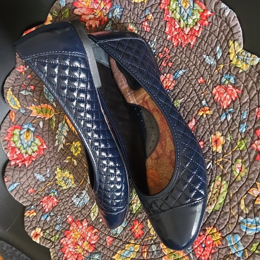 Born Riley Navy Blue Quilted Patent Ballet Flats - 7.5 - Picture 2 of 9